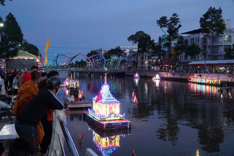 Cần Thơ khai mạc Lễ hội Oóc Om Bóc - Đua ghe Ngo 2025: Rực rỡ sông trăng, bừng sáng di sản