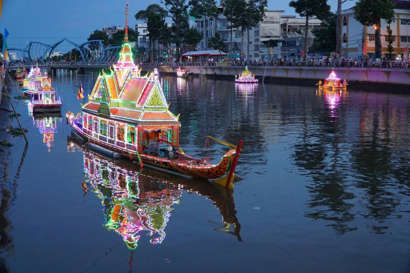 Cần Thơ khai mạc Lễ hội Oóc Om Bóc - Đua ghe Ngo 2025: Rực rỡ sông trăng, bừng sáng di sản