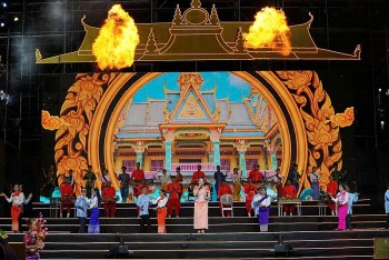 Cần Thơ khai mạc Lễ hội Oóc Om Bóc - Đua ghe Ngo 2025: Rực rỡ sông trăng, bừng sáng di sản