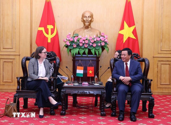 Ông Nguyễn Xuân Thắng tiếp bà Deirdre Ní Fhallúin, Đại sứ Cộng hòa Ireland tại Việt Nam. (Ảnh: Văn Điệp/TTXVN) Ông Nguyễn Xuân Thắng tiếp bà Deirdre Ní Fhallúin, Đại sứ Cộng hòa Ireland tại Việt Nam. (Ảnh: Văn Điệp/TTXVN)