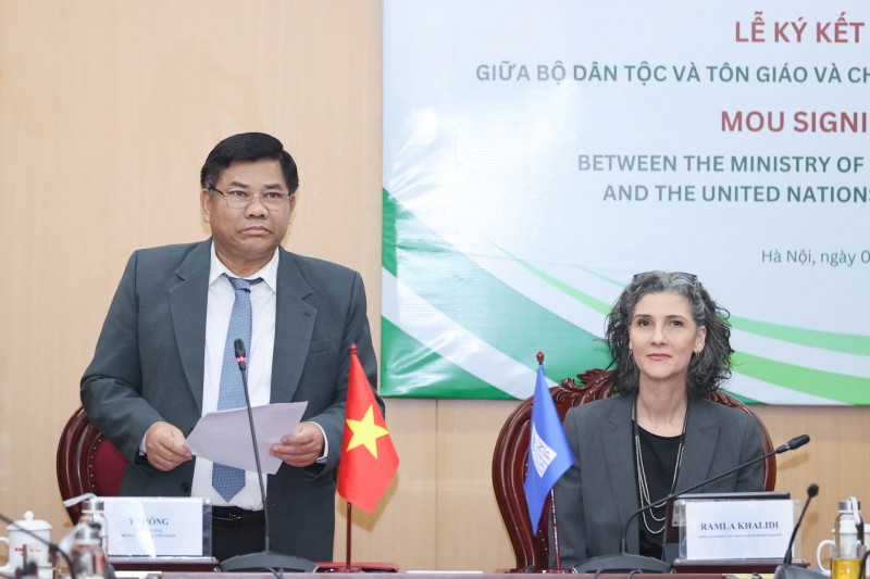 Đồng chí Y Thông, Thứ trưởng Bộ Dân tộc và Tôn giáo phát biểu tại Lễ ký kết. (Ảnh: Tú Linh)