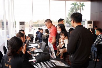 Khách Hà Nội đội mưa lái thử VF 9: SUV điện VinFast chứng minh đẳng cấp từ trải nghiệm đến chi phí