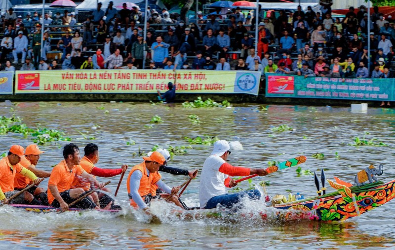61 đội tranh tài tại Giải đua ghe Ngo - Lễ hội Óoc Om Bóc thành phố Cần Thơ năm 2025