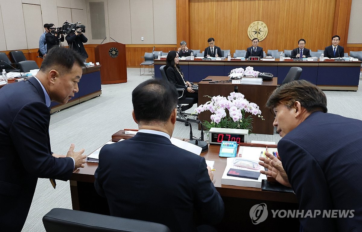 Các nhà lập pháp thảo luận tại trụ sở NIS phía nam Seoul, Hàn Quốc, ngày 04/11/2025. (Ảnh: Yonhap)