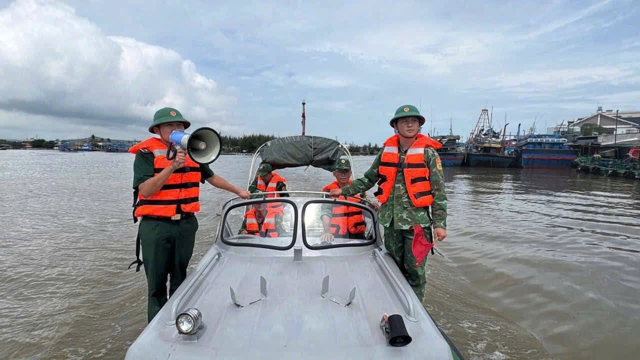 Đồn Biên phòng cửa khẩu cảng Sa Kỳ tổ chức tuần tra, tuyên truyền, vận động ngư dân đưa tàu thuyền, lồng bè nuôi cá vào vị trí neo đậu an toàn Đồn Biên phòng cửa khẩu cảng Sa Kỳ tổ chức tuần tra, tuyên truyền, vận động ngư dân đưa tàu thuyền, lồng bè nuôi cá vào vị trí neo đậu an toàn