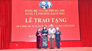 phuong bach mai trao huy hieu dang toi 115 dang vien