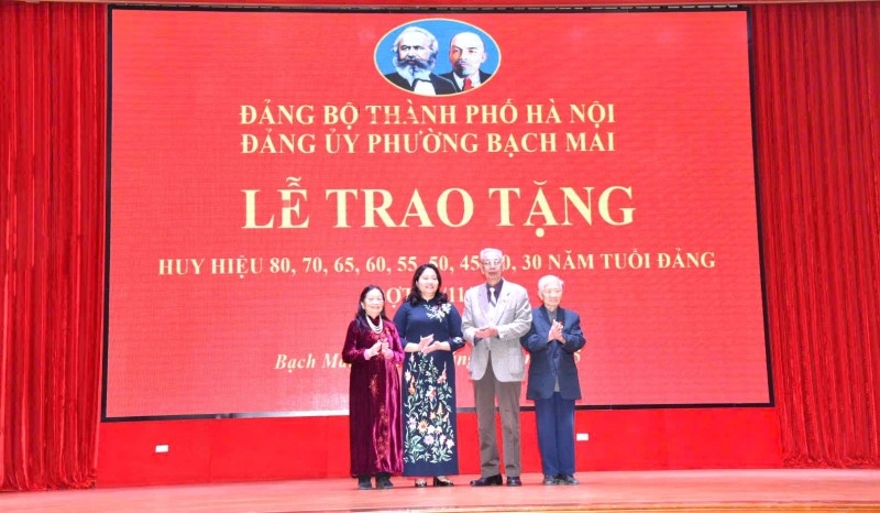 Lãnh đạo Đảng ủy phường Bạch Mai trao Huy hiệu 60 năm tuổi Đảng tặng các đảng viên. (Ảnh: T.L)
