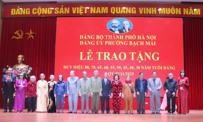 Lãnh đạo Đảng ủy phường Bạch Mai trao Huy hiệu 60 năm tuổi Đảng tặng các đảng viên. (Ảnh: T.L)