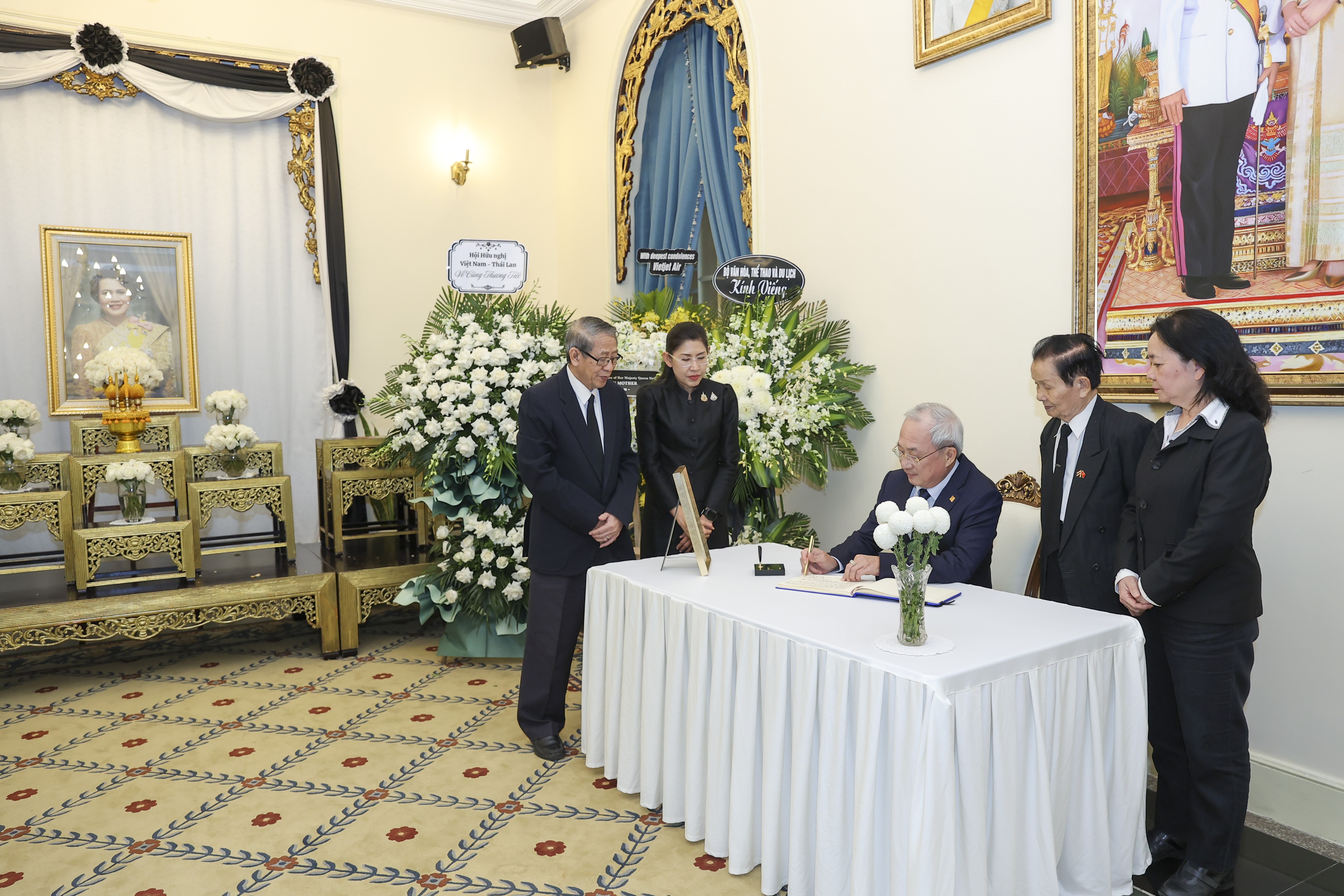 Ông Nguyễn Văn Thành, Chủ tịch Hội hữu nghị Việt Nam - Thái Lan ghi sổ tang tưởng niệm Hoàng thái hậu Thái Lan Sirikit. (Ảnh: Đinh Hòa)