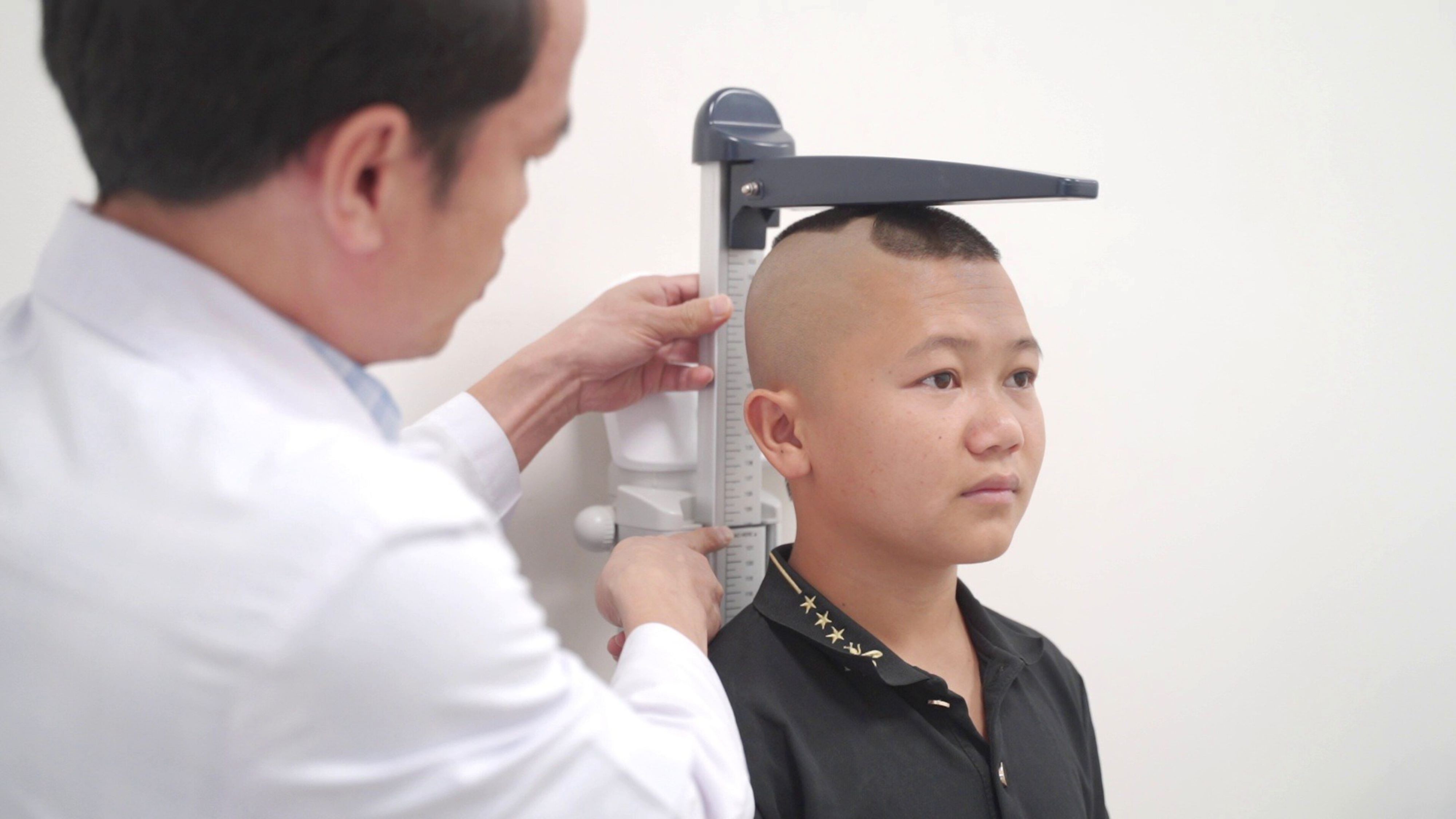 (Ảnh 1 – Bệnh nhân Dũng được kiểm tra chiều cao)