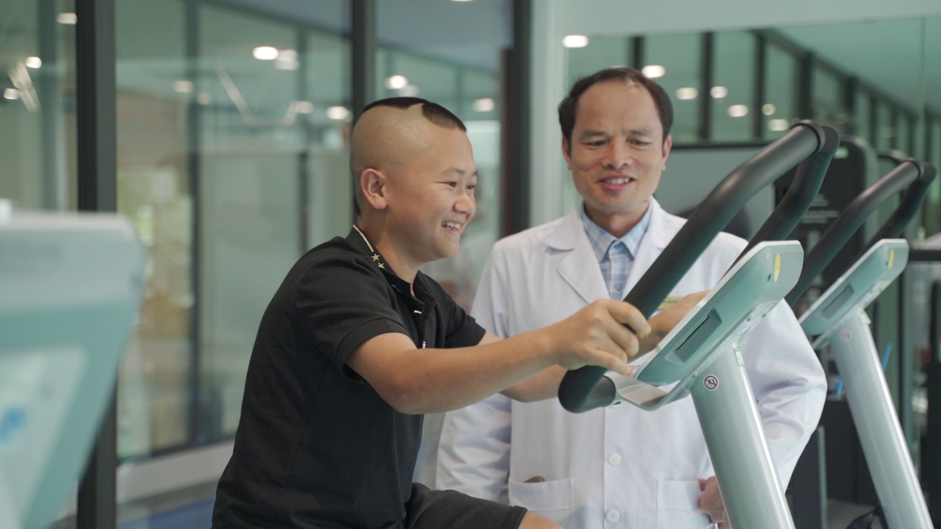 (Ảnh 2: Bên cạnh sử dụng thuốc, Dũng được tư vấn tập luyện hợp lý kết hợp với chế độ dinh dưỡng khoa học)