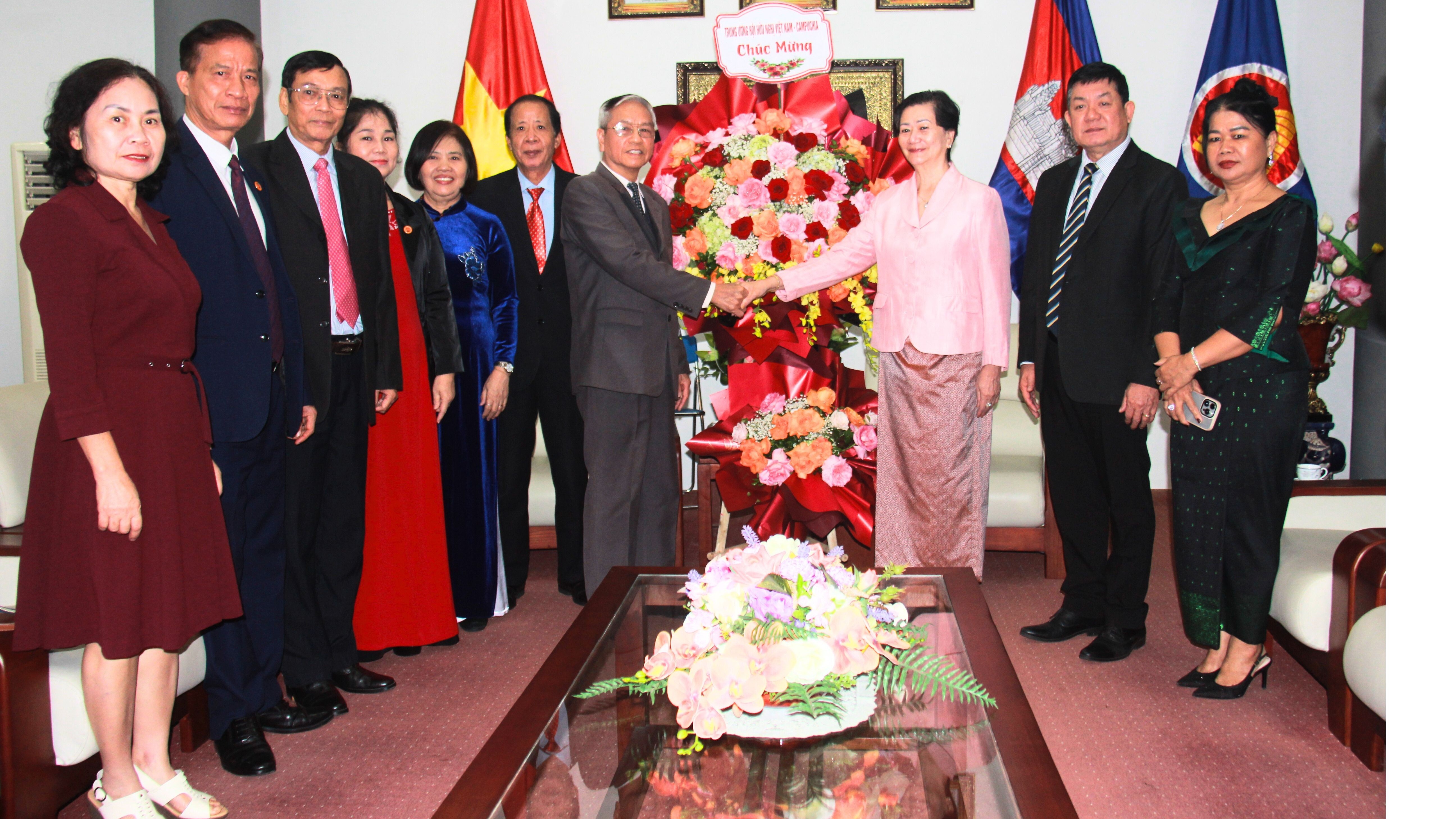 Hội hữu nghị Việt Nam - Campuchia chúc mừng Quốc khánh Vương quốc Campuchia