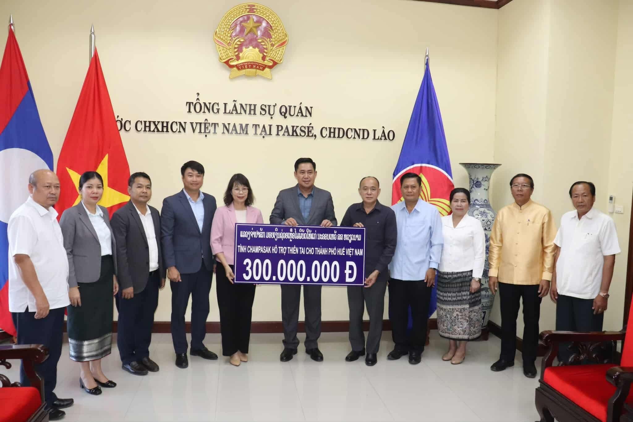 Tỉnh Champasak, Salavan (Lào) trao tiền ủng hộ các tỉnh Việt Nam bị ảnh hưởng bởi bão số 12