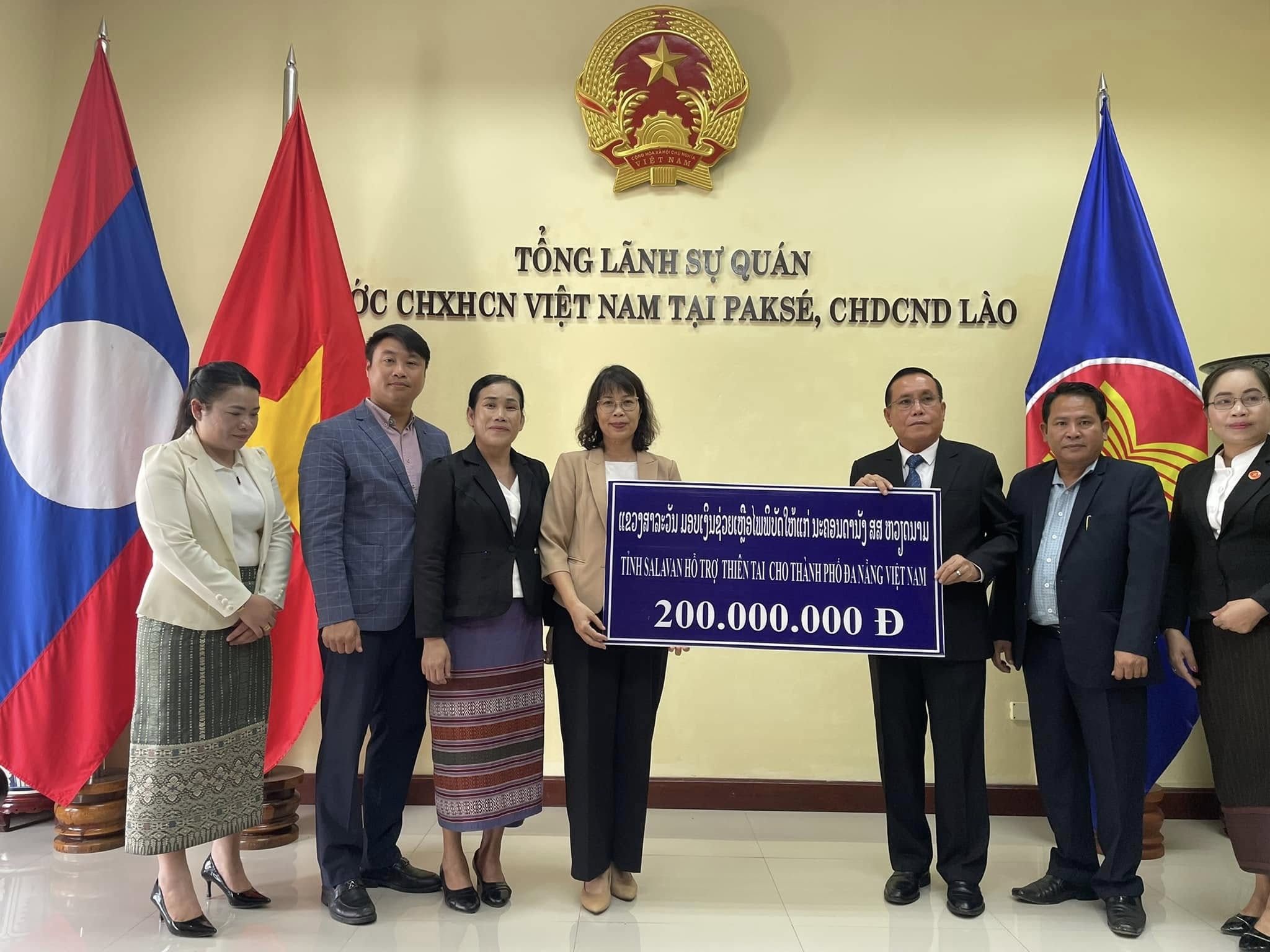 Tỉnh Champasak, Salavan (Lào) trao tiền ủng hộ các tỉnh Việt Nam bị ảnh hưởng bởi bão số 12