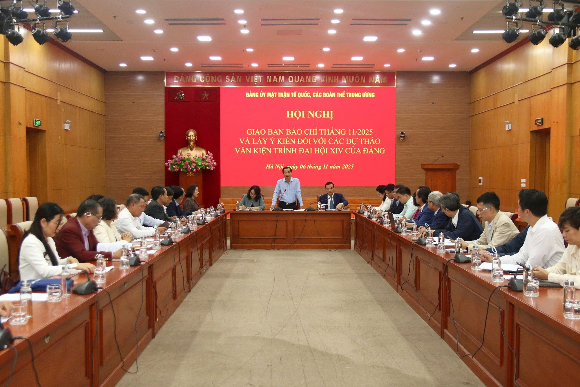 Hội nghị giao ban báo chí tháng 11/2025 do Đảng ủy MTTQ, các đoàn thể Trung ương tổ chức. (Ảnh: Báo Phụ nữ Việt Nam)