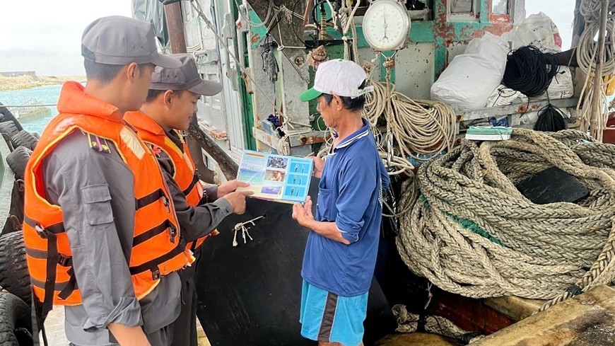 Chi đội Kiểm ngư số 4 đẩy mạnh tuyên truyền, hỗ trợ ngư dân phòng, chống khai thác IUU