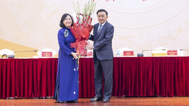 Bà Bùi Thị Minh Hoài giữ chức Chủ tịch Ủy ban Trung ương MTTQ Việt Nam khóa X