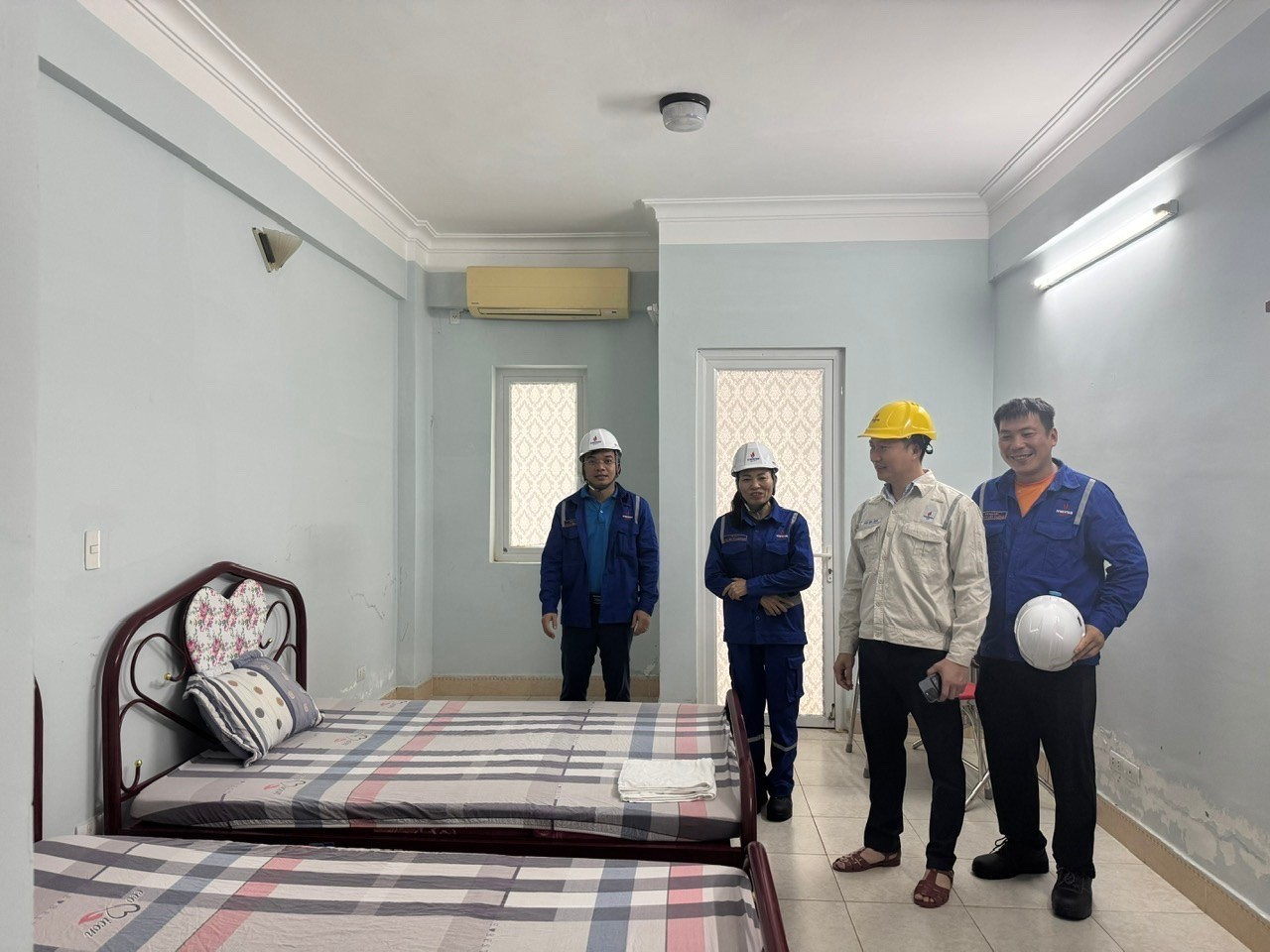 Phó Tổng Giám đốc BSR Phạm Minh Nghĩa (mũ vàng) kiểm tra các điều kiện hậu cần sẵn sàng cho các lực lượng ở lại tham gia vận hành Nhà máy.