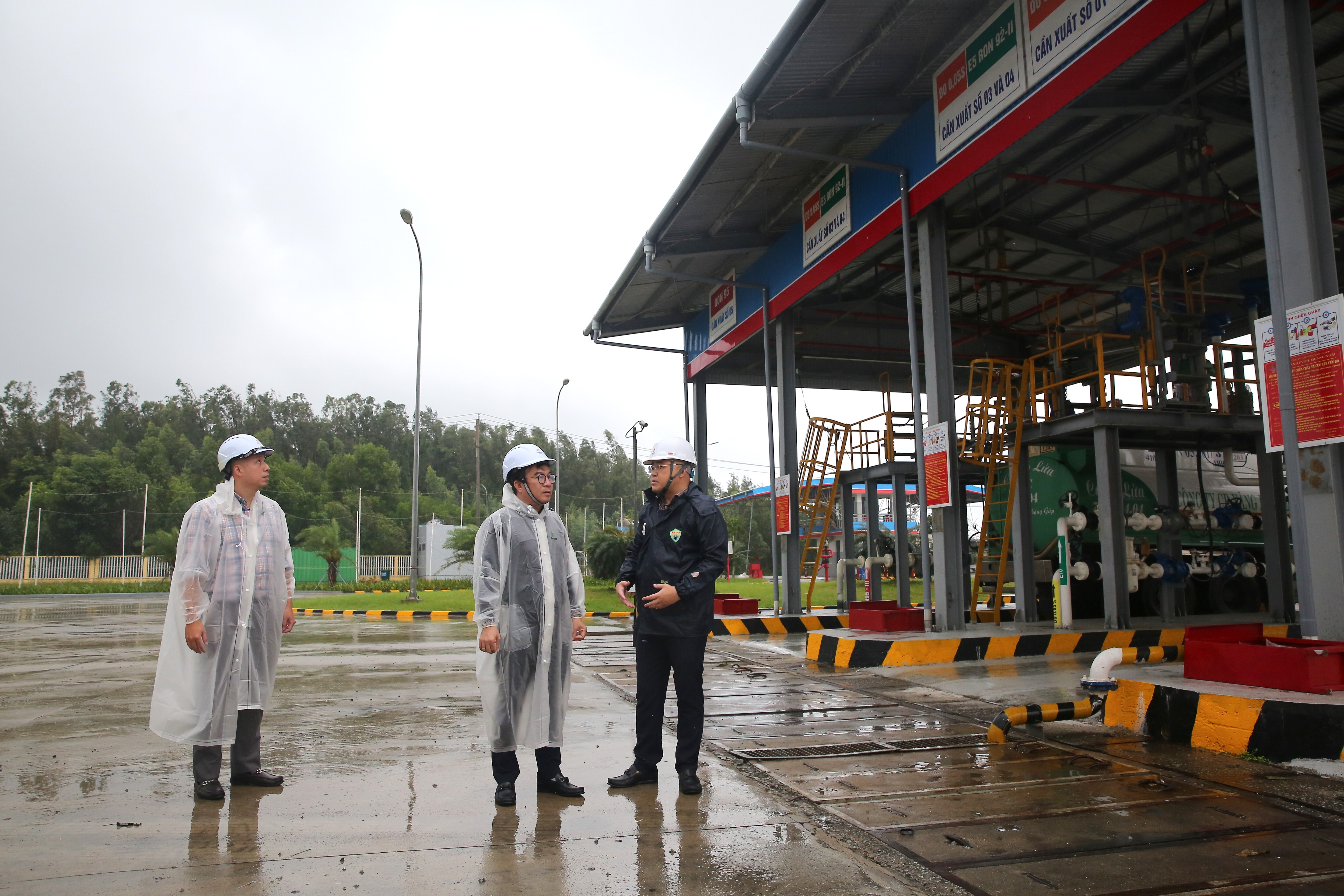 Tổng Giám đốc BSR Nguyễn Việt Thắng kiểm tra các bến xuất hàng bằng đường bộ, đường biển và hệ thống kho của PV Oil Dung Quất, hiện đã tuân thủ lệnh tạm thời dừng xuất hàng tránh bão