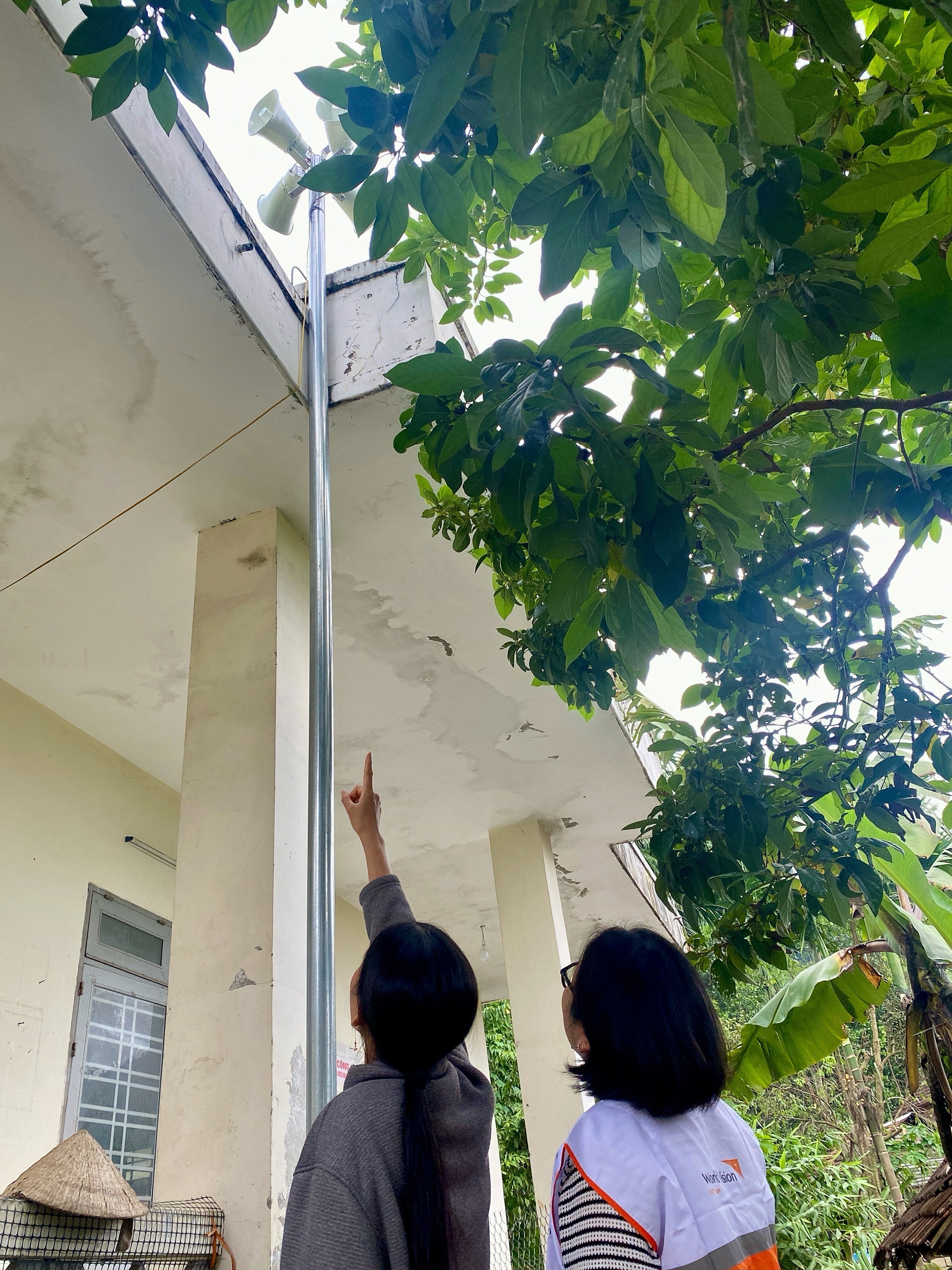 Khi bão Kalmaegi tiến gần Quảng Ngãi, World Vision International tại Việt Nam đã phối hợp với cộng đồng địa phương để chuẩn bị sẵn sàng các cơ sở ứng phó thiên tai. Khi bão Kalmaegi tiến gần Quảng Ngãi, World Vision International tại Việt Nam đã phối hợp với cộng đồng địa phương để chuẩn bị sẵn sàng các cơ sở ứng phó thiên tai.