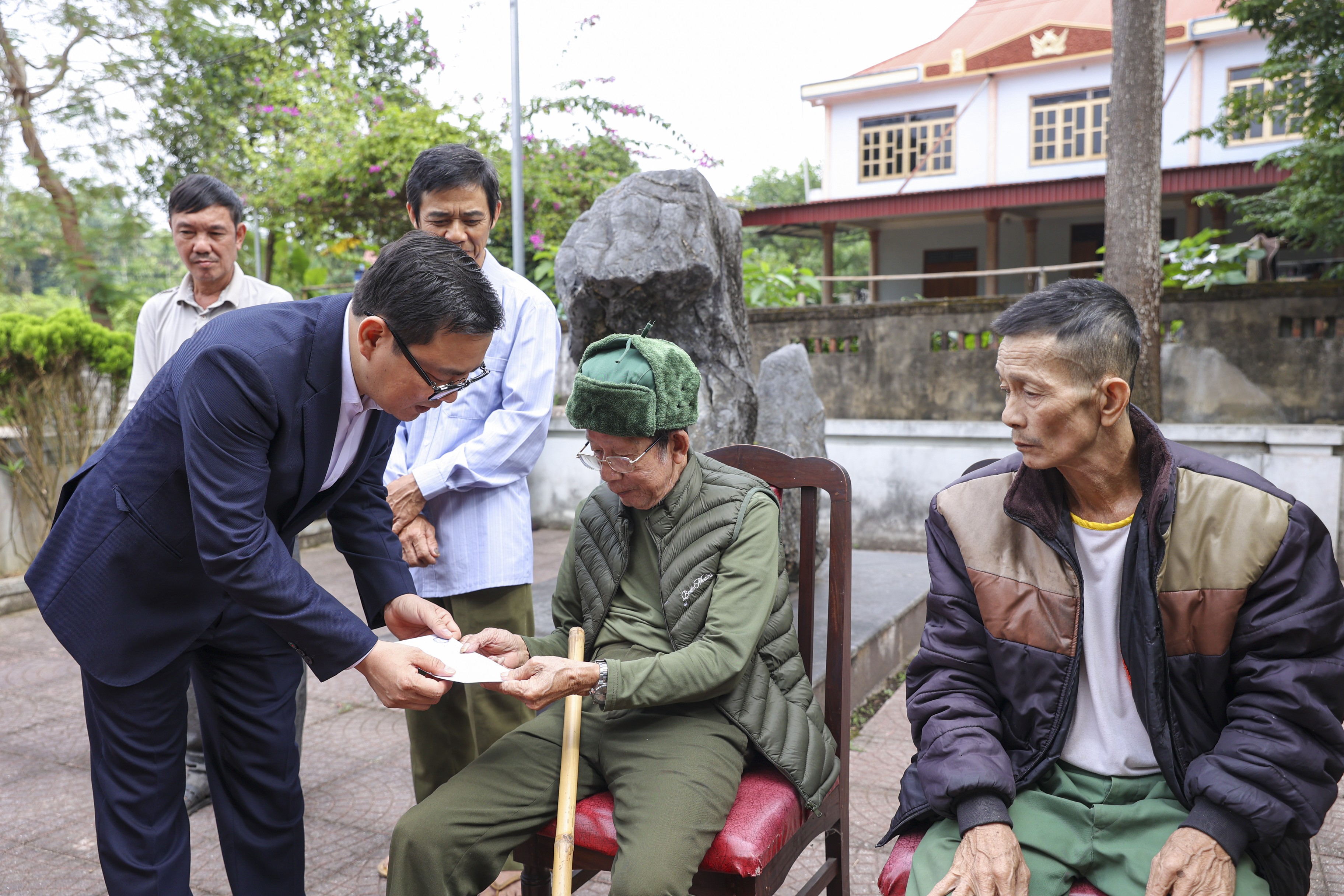 Ông Đồng Huy Cương, Phó Chủ tịch Liên hiệp các tổ chức hữu nghị Việt Nam trao quà cho 5 gia đình có công hiến đất xây dựng khu di tích. (Ảnh: Đinh Hòa) Ông Đồng Huy Cương, Phó Chủ tịch Liên hiệp các tổ chức hữu nghị Việt Nam trao quà cho 5 gia đình có công hiến đất xây dựng khu di tích. (Ảnh: Đinh Hòa)