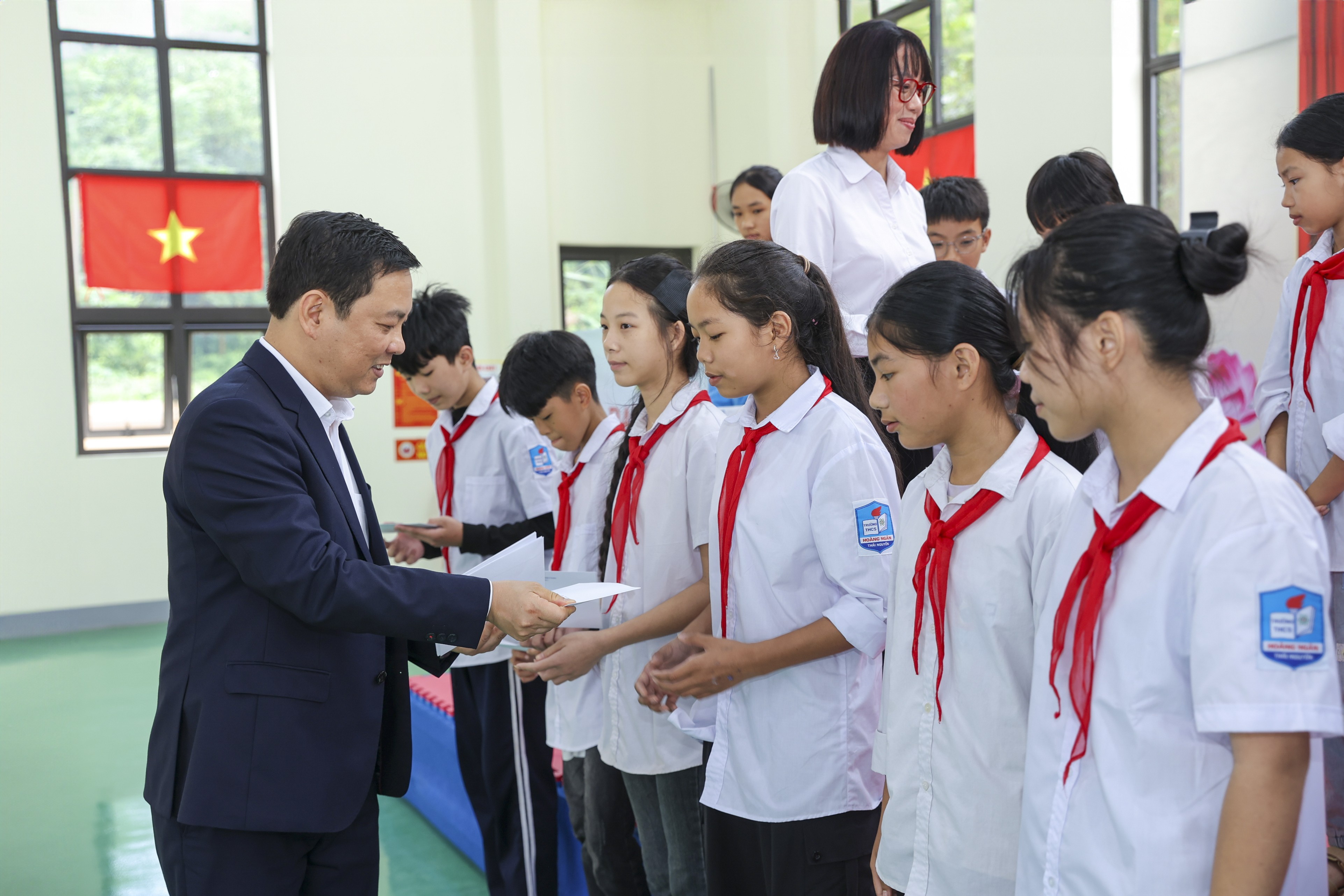 Ông Đồng Huy Cương, Phó Chủ tịch Liên hiệp các tổ chức hữu nghị Việt Nam trao 50 suất học bổng trị giá 50 triệu đồng cho các học sinh có hoàn cảnh khó khăn trên địa bàn xã Phú Đình. (Ảnh: Đinh Hòa) Ông Đồng Huy Cương, Phó Chủ tịch Liên hiệp các tổ chức hữu nghị Việt Nam trao 50 suất học bổng trị giá 50 triệu đồng cho các học sinh có hoàn cảnh khó khăn trên địa bàn xã Phú Đình. (Ảnh: Đinh Hòa)