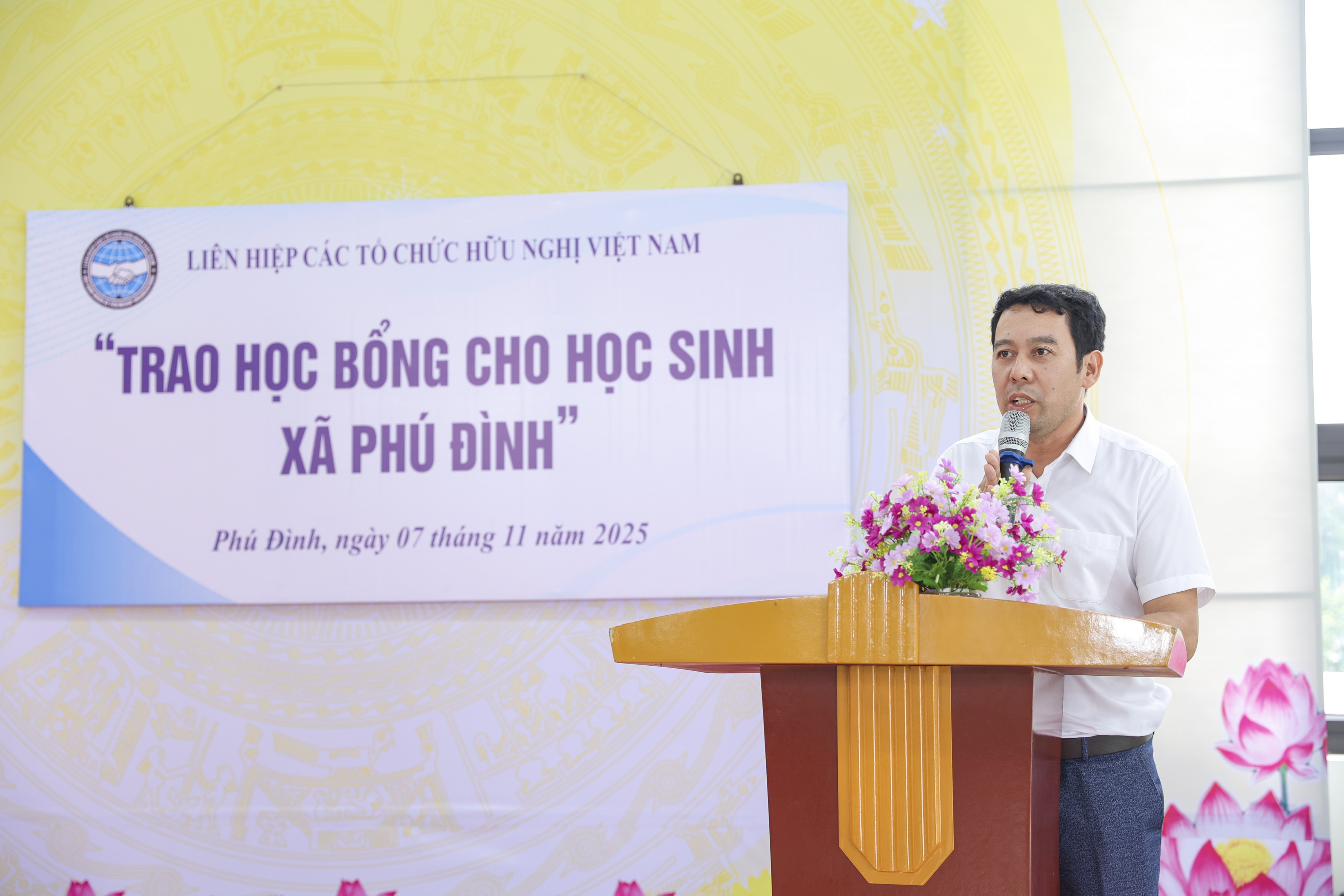 Ông Bùi Quang Trọng, Bí thư Chi bộ, Hiệu trưởng Trường THCS Hoàng Ngân. (Ảnh: Đinh Hòa) Ông Bùi Quang Trọng, Bí thư Chi bộ, Hiệu trưởng Trường THCS Hoàng Ngân. (Ảnh: Đinh Hòa)