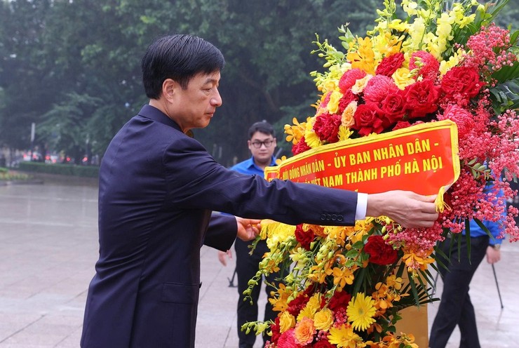 Bí thư Thành ủy Hà Nội Nguyễn Duy Ngọc dâng hoa, tưởng niệm tại Tượng đài Lênin nhân kỷ niệm 108 năm Cách mạng Tháng Mười Nga. (Ảnh: TTXVN)