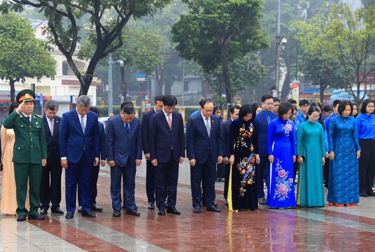 Đoàn đại biểu thành phố Hà Nội dâng hoa kỷ niệm 108 năm Cách mạng Tháng Mười Nga tại Tượng đài Lênin (đường Điện Biên Phủ, phường Ba Đình). (Ảnh: TTXVN)