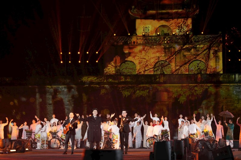 Ca sĩ Trọng Tấn trình diễn tại chương trình.