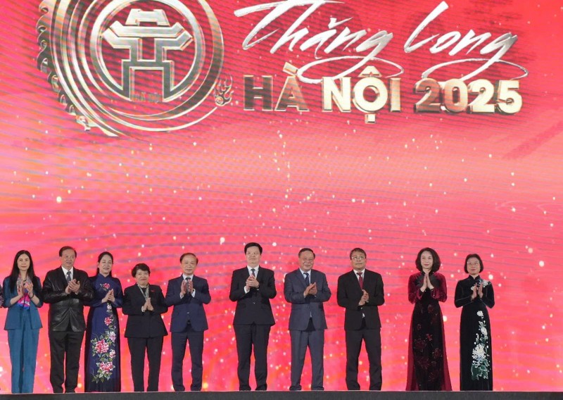 Lãnh đạo Trung ương và thành phố Hà Nội dự lễ khai mạc. (Ảnh: T.L)