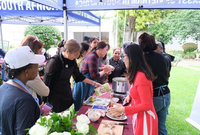 Các thành viên hào hứng với phần giới thiệu về nấu phở gà. (Ảnh: Hồng Minh/TTXVN)