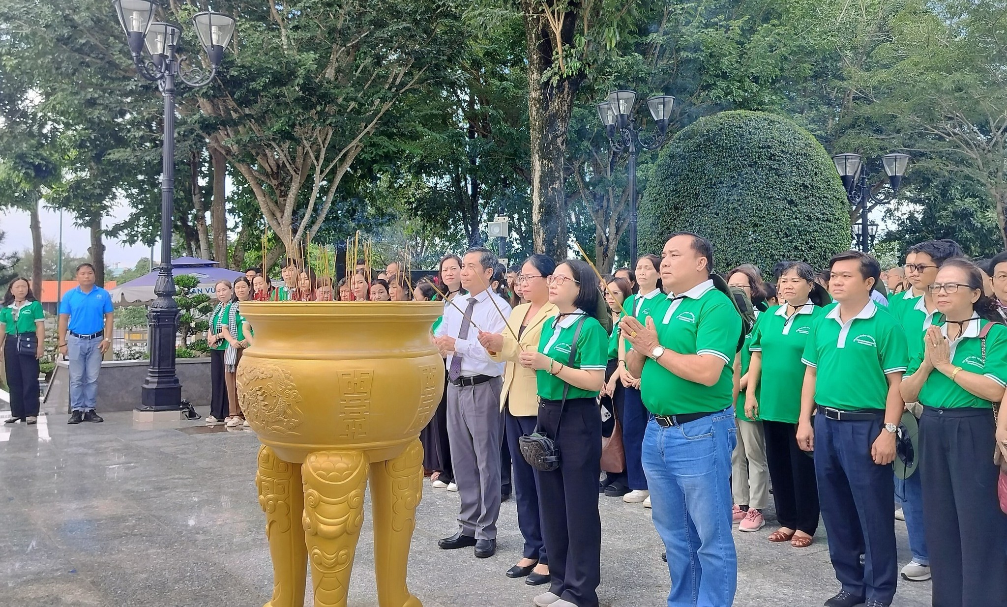 Sinh viên Lào, Campuchia cùng gia đình Việt dâng hương tưởng niệm các Anh hùng liệt sĩ. (Ảnh: Báo Người lao động)
