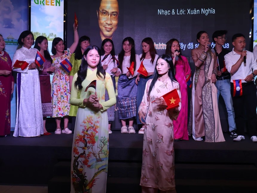 Trình diễn trang phục truyền thống của Việt Nam - Lào - Campuchia tại chương trình họp mặt giao lưu văn hóa giữa gia đình Việt với sinh viên Lào, Campuchia đang học tập tại TP.HCM năm 2025, ngày 08/11/2025. (Ảnh: Ảnh: Báo Phụ nữ Việt Nam)