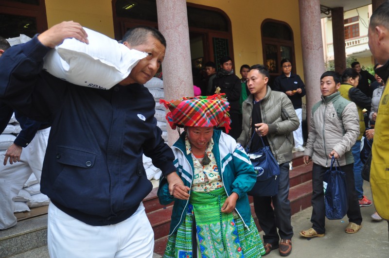 Ông Chen Ta Yu (bìa trái) phát quà Tết cho bà con huyện Trạm Tấu, tỉnh Yên Bái (nay là xã Trạm Tấu, tỉnh Lào Cai) ngày 13/01/2020. (Ảnh: Tzu Chi) Ông Chen Ta Yu (bìa trái) phát quà Tết cho bà con huyện Trạm Tấu, tỉnh Yên Bái (nay là xã Trạm Tấu, tỉnh Lào Cai) ngày 13/01/2020. (Ảnh: Tzu Chi)