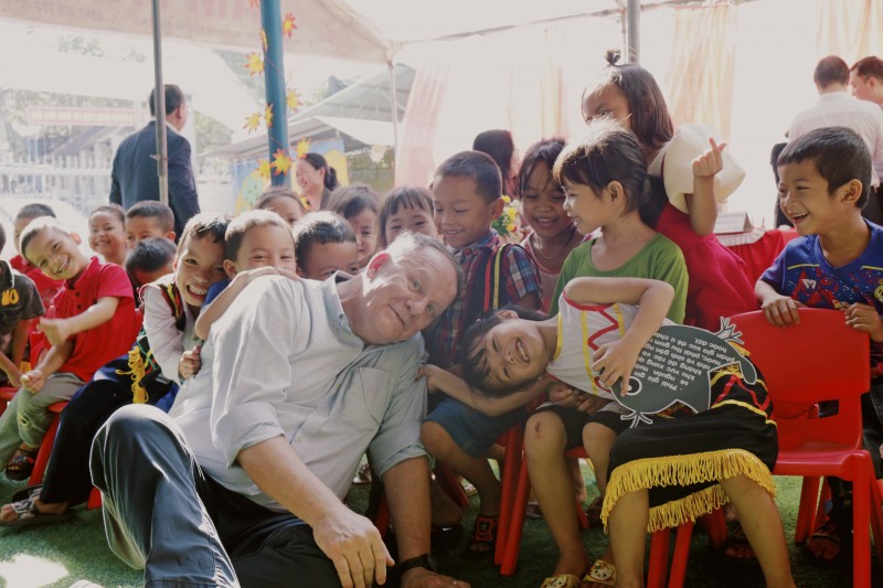 Ông Radman Jesse Kivette cùng các em nhỏ được tổ chức VinaCapital Foundation hỗ trợ. (Ảnh: VCF) Ông Radman Jesse Kivette cùng các em nhỏ được tổ chức VinaCapital Foundation hỗ trợ. (Ảnh: VCF)