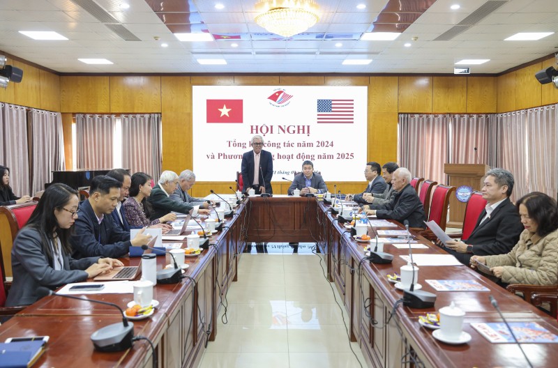 Đại sứ Phạm Quang Vinh, Chủ tịch Hội Việt - Mỹ phát biểu khai mạc. (Ảnh: Đinh Hòa)