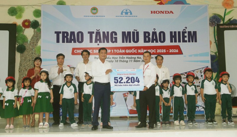 Cần Thơ: Tặng mũ bảo hiểm và tuyên truyền an toàn giao thông cho học sinh tiểu học Cần Thơ: Tặng mũ bảo hiểm và tuyên truyền an toàn giao thông cho học sinh tiểu học