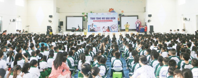 Cần Thơ: Tặng mũ bảo hiểm và tuyên truyền an toàn giao thông cho học sinh tiểu học Cần Thơ: Tặng mũ bảo hiểm và tuyên truyền an toàn giao thông cho học sinh tiểu học