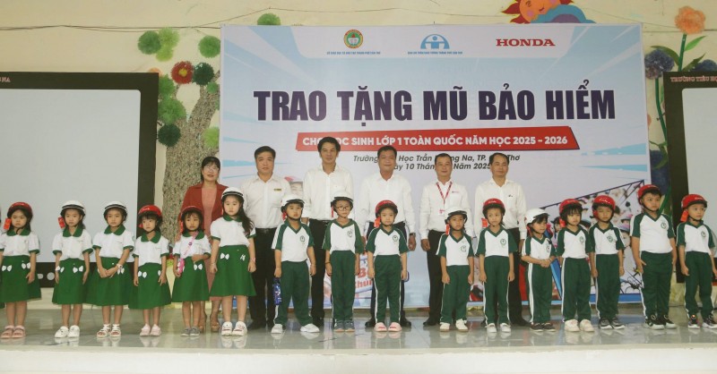 Cần Thơ: Tặng mũ bảo hiểm và tuyên truyền an toàn giao thông cho học sinh tiểu học Cần Thơ: Tặng mũ bảo hiểm và tuyên truyền an toàn giao thông cho học sinh tiểu học