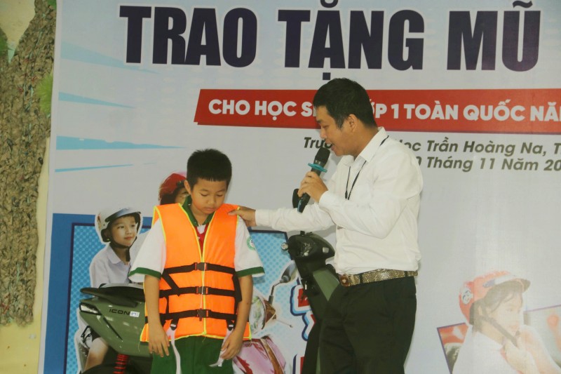 Cần Thơ: Tặng mũ bảo hiểm và tuyên truyền an toàn giao thông cho học sinh tiểu học Cần Thơ: Tặng mũ bảo hiểm và tuyên truyền an toàn giao thông cho học sinh tiểu học