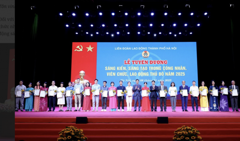 Các đại biểu trao giải cho thí sinh giành giải Nhất hội thi thợ giỏi Thành phố năm 2025.