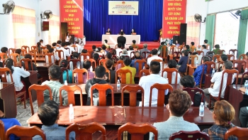 ngu dan ca mau tham du phien toa gia dinh chong khai thac iuu