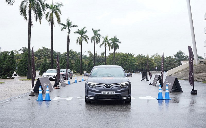 Khách hàng trải nghiệm thực tế VinFast VF 8: “Nội thất đẹp, trải nghiệm lái thú vị, nhiều điều chẳng bao giờ có ở xe xăng”