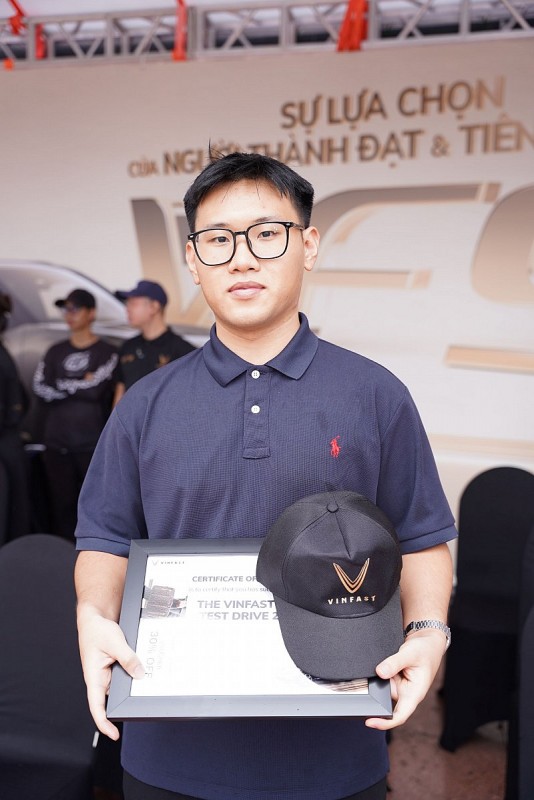 Khách hàng trải nghiệm thực tế VinFast VF 8: “Nội thất đẹp, trải nghiệm lái thú vị, nhiều điều chẳng bao giờ có ở xe xăng”