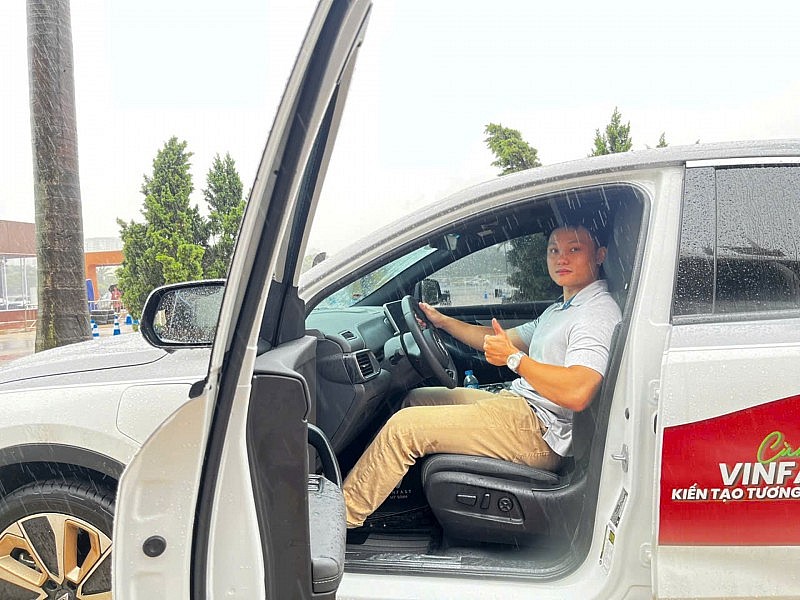 Khách hàng trải nghiệm thực tế VinFast VF 8: “Nội thất đẹp, trải nghiệm lái thú vị, nhiều điều chẳng bao giờ có ở xe xăng”