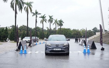 Khách hàng trải nghiệm thực tế VinFast VF 8: “Nội thất đẹp, trải nghiệm lái thú vị, nhiều điều chẳng bao giờ có ở xe xăng”