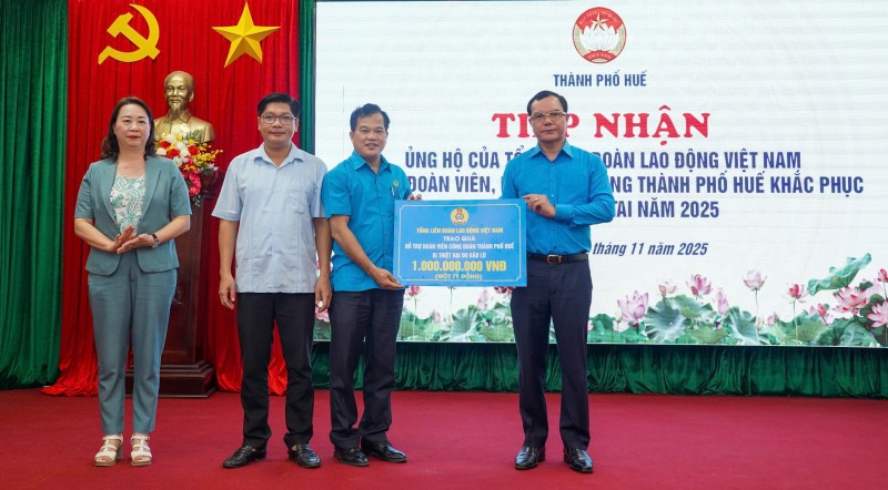 Ông Nguyễn Đình Khang - Chủ tịch Tổng LĐLĐ Việt Nam trao 1 tỉ đồng giúp Huế khắc phục hậu quả bão lũ