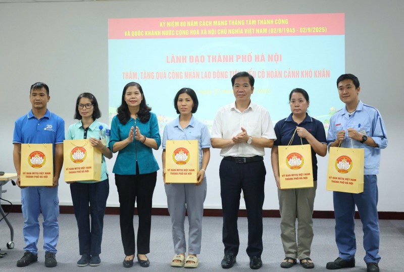 Đồng chí Đặng Thị Phương Hoa - Phó Chủ tịch Ủy ban MTTQ Việt Nam thành phố Hà Nội và đồng chí Nguyễn Huy Khánh - Phó Chủ tịch LĐLĐ thành phố Hà Nội tặng quà cho công nhân có hoàn cảnh khó khăn X.