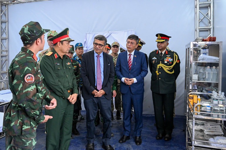 Các đại biểu tham quan thao trường và khu vực bố trí lực lượng tham gia diễn tập.